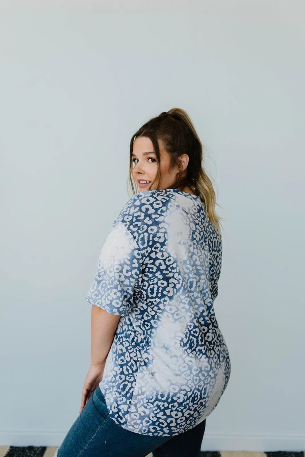 Fading Away Leopard V-Neck In Navy