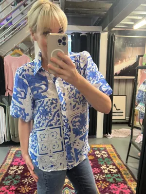 Sami : Vibrant Blue Floral Pattern
