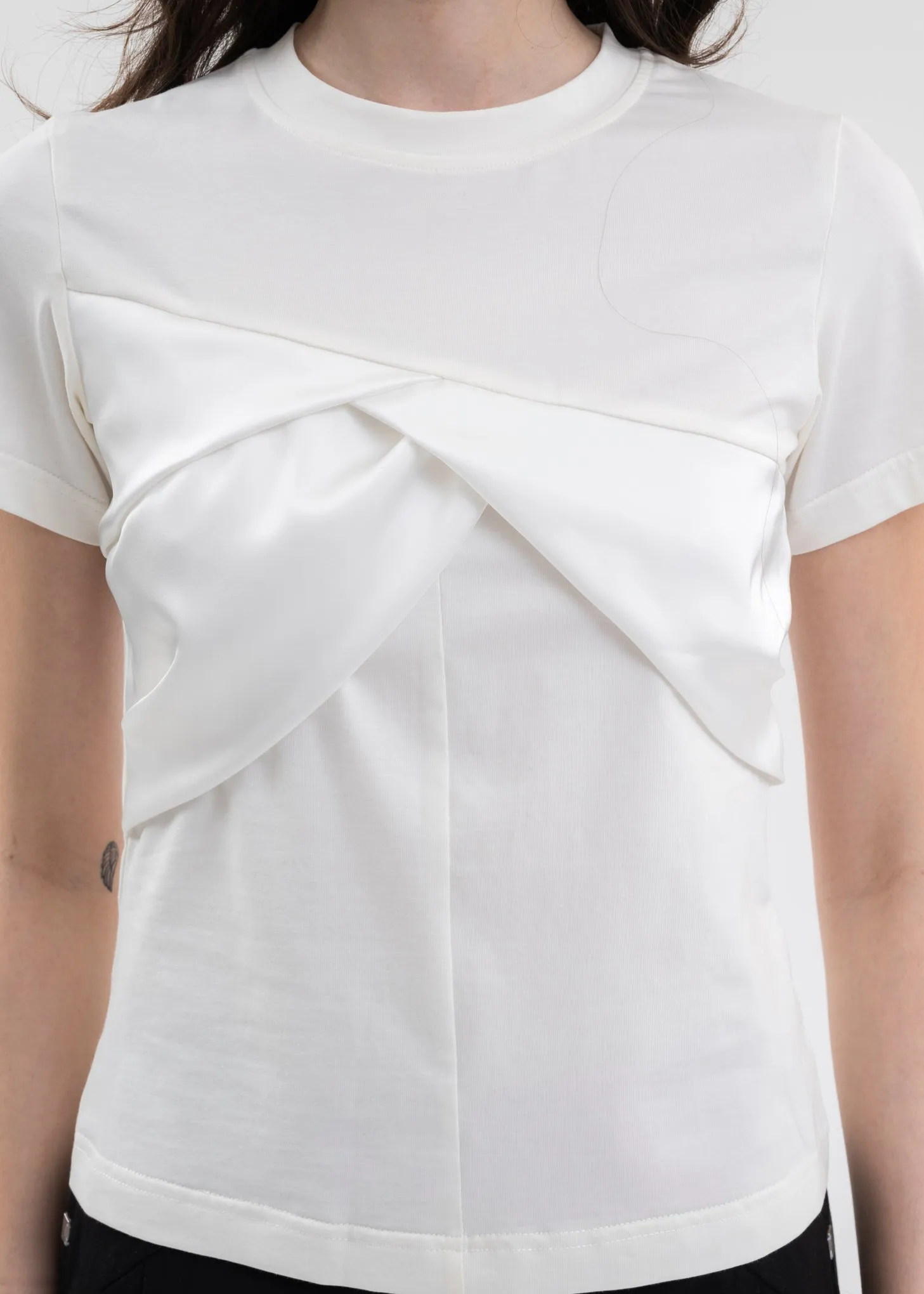 SMOOTH WHITE “BOW” SHAPE T-SHIRT